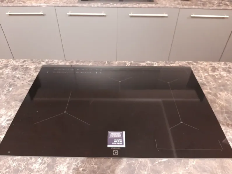 Cucina Febal moderna con penisola grigia in laminato opaco Modula