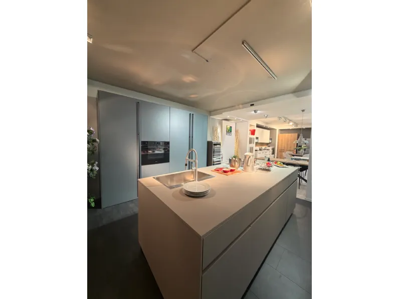 Cucina con isola in laccata opaco a prezzo scontato 50%