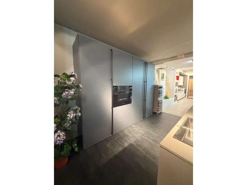 Cucina con isola in laccata opaco a prezzo scontato 50%