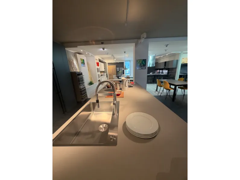 Cucina con isola in laccata opaco a prezzo scontato 50%