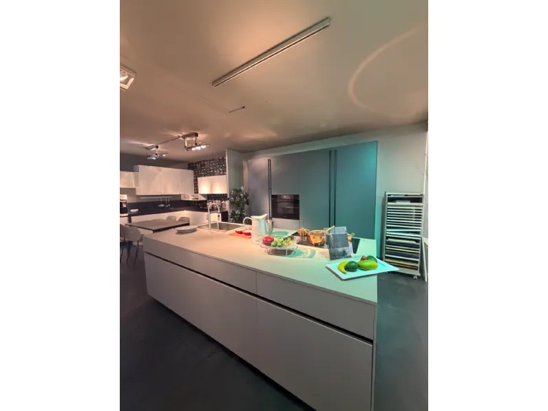 Cucina con isola in laccata opaco a prezzo scontato 50%