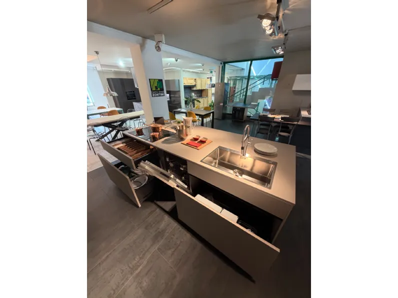 Cucina con isola in laccata opaco a prezzo scontato 50%