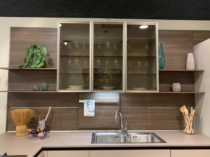 Cucina Euromobil design con penisola tortora in laccata Lain pro