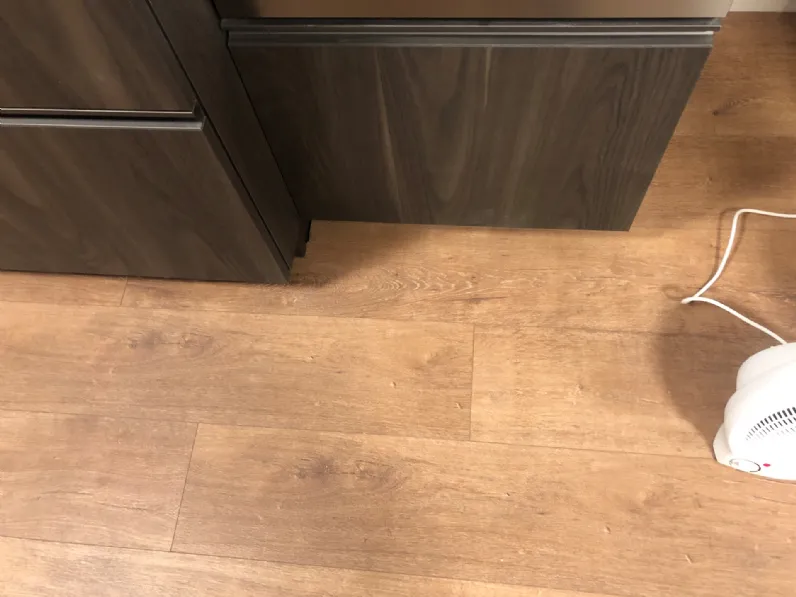 Cucina lineare in laminato materico a prezzo ribassato 35%
