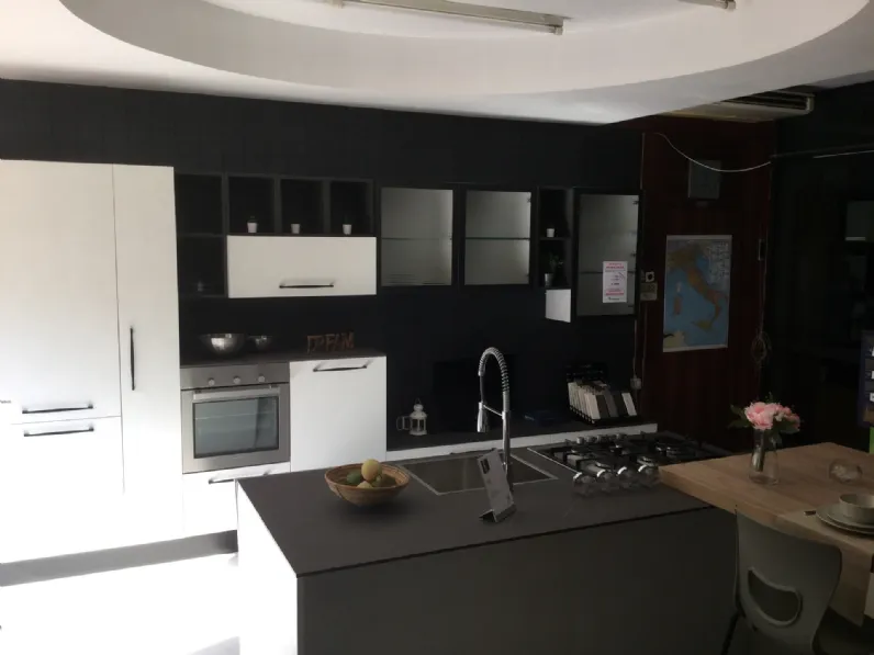 Cucina a prezzo ribassato con isola design Ice Febal