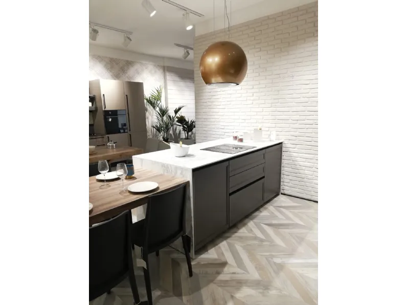 Cucina a prezzo ribassato con isola moderna Flavour neck Lube cucine