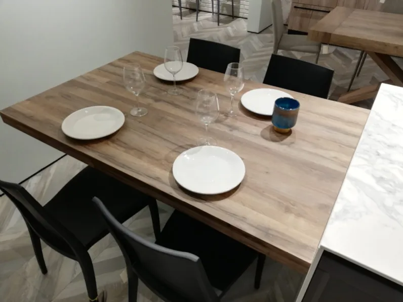 Cucina a prezzo ribassato con isola moderna Flavour neck Lube cucine