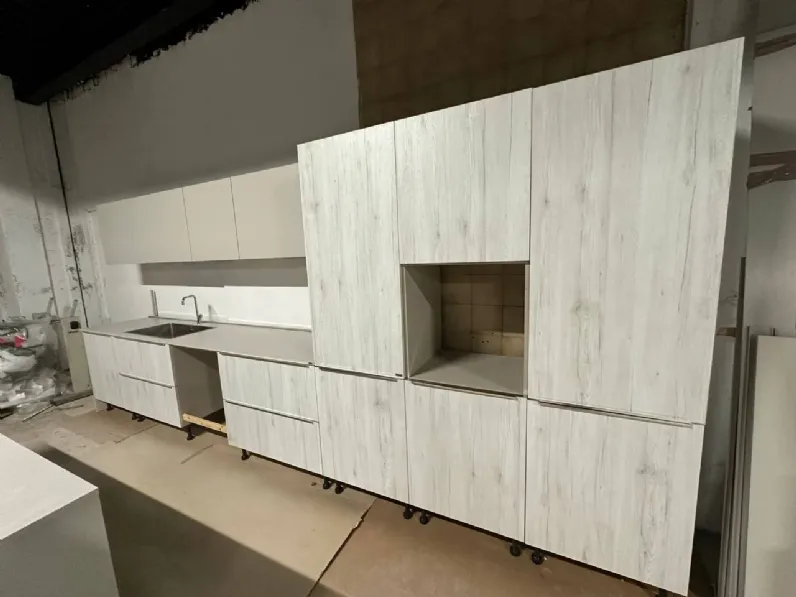 Cucina Scavolini design con isola grigia in laminato opaco Mood 