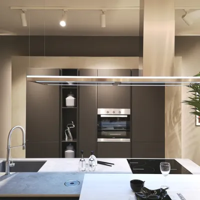 Cucina grigia moderna con isola Evolution Scavolini scontata