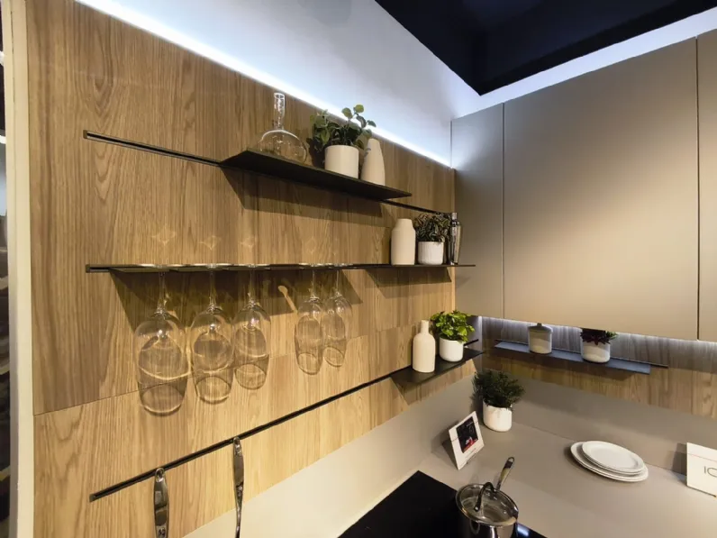 Cucina a PREZZI OUTLET in laminato opaco Veneta Cucine -46%
