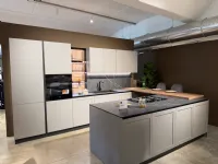 Cucina grigia moderna con isola Infinity quadra Stosa scontata