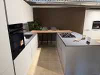 Cucina grigia moderna con isola Infinity quadra Stosa scontata