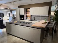 Cucina grigia moderna con isola Infinity quadra Stosa scontata