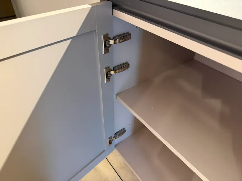 Cucina grigia moderna con isola Infinity quadra Stosa scontata