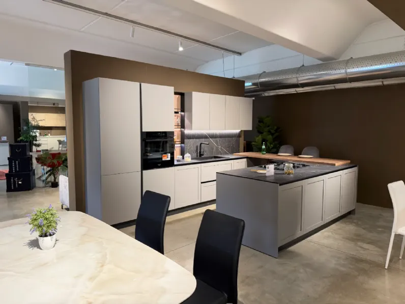 Cucina grigia moderna con isola Infinity quadra Stosa scontata