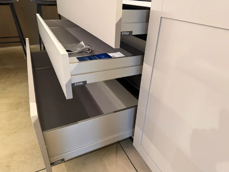 Cucina grigia moderna con isola Infinity quadra Stosa scontata