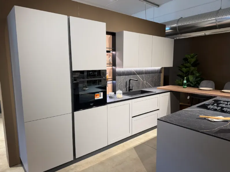 Cucina grigia moderna con isola Infinity quadra Stosa scontata