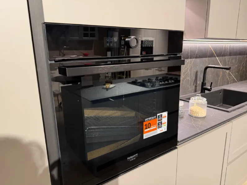 Cucina grigia moderna con isola Infinity quadra Stosa scontata