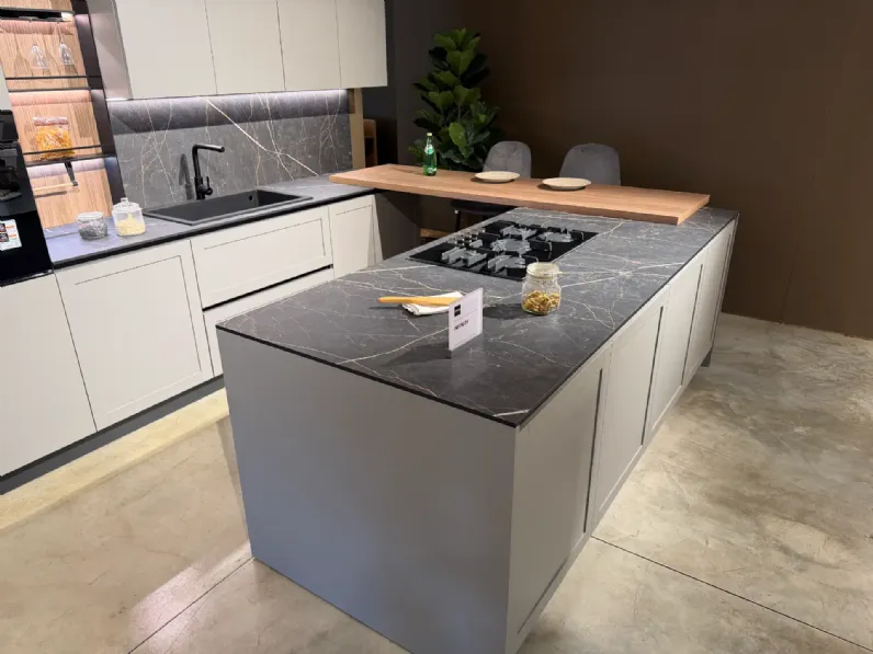 Cucina grigia moderna con isola Infinity quadra Stosa scontata