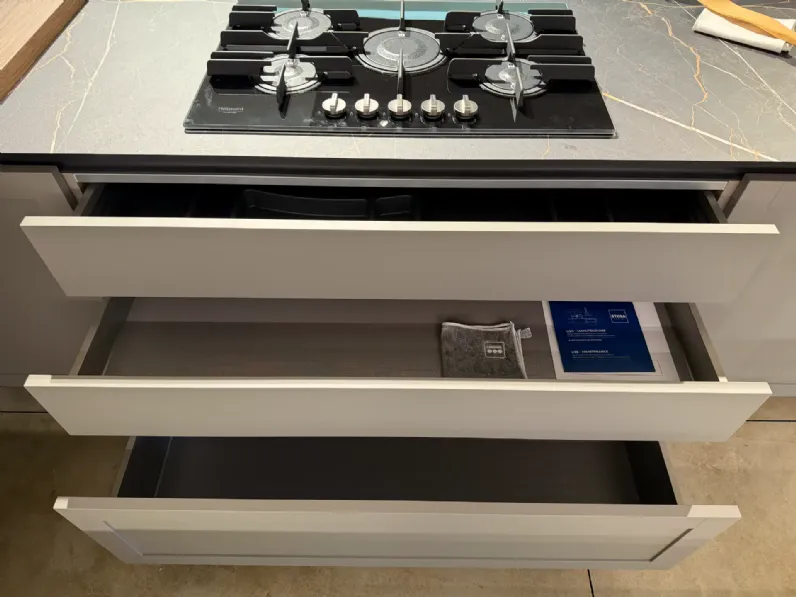 Cucina grigia moderna con isola Infinity quadra Stosa scontata