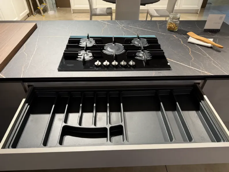 Cucina grigia moderna con isola Infinity quadra Stosa scontata