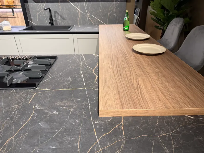 Cucina grigia moderna con isola Infinity quadra Stosa scontata