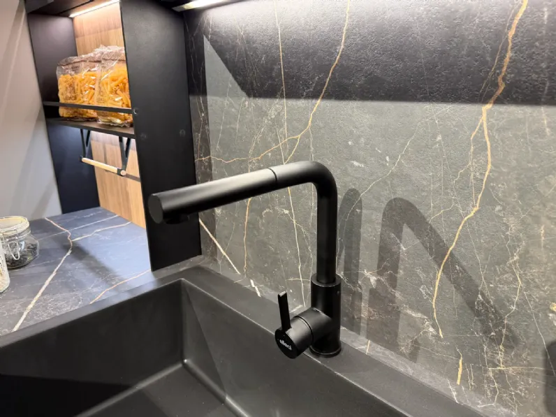 Cucina grigia moderna con isola Infinity quadra Stosa scontata