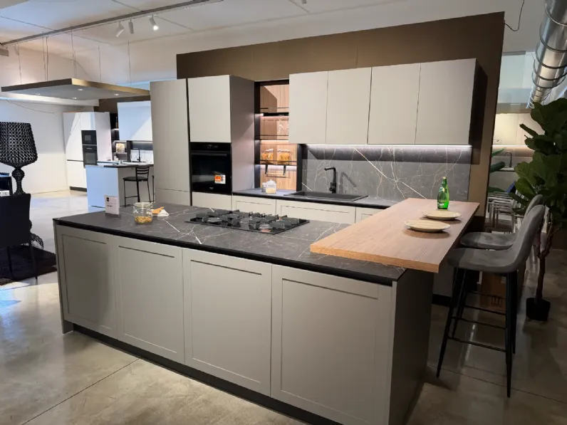 Cucina grigia moderna con isola Infinity quadra Stosa scontata