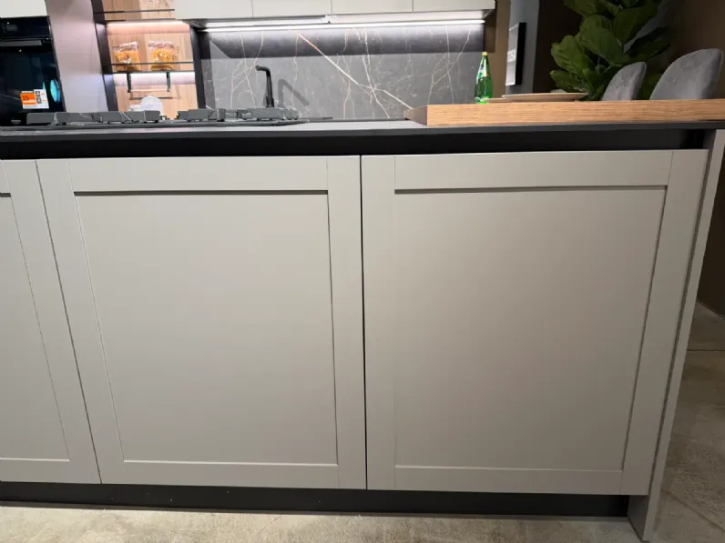 Cucina grigia moderna con isola Infinity quadra Stosa scontata