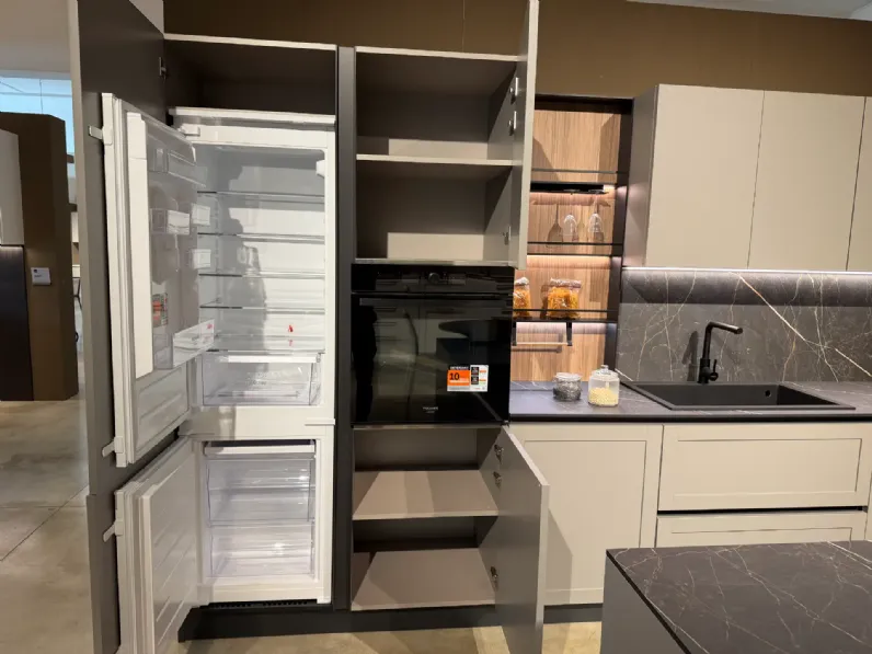 Cucina grigia moderna con isola Infinity quadra Stosa scontata