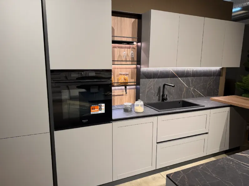 Cucina grigia moderna con isola Infinity quadra Stosa scontata