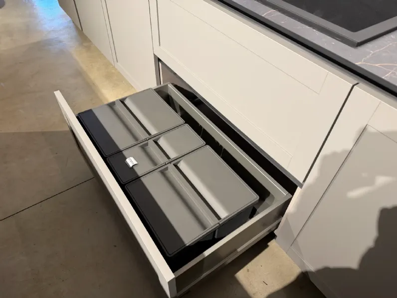 Cucina grigia moderna con isola Infinity quadra Stosa scontata