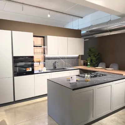 Cucina grigia moderna con isola Infinity quadra Stosa scontata