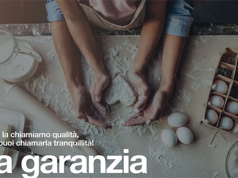 Cucina lineare in legno bianca Asolo a prezzo ribassato