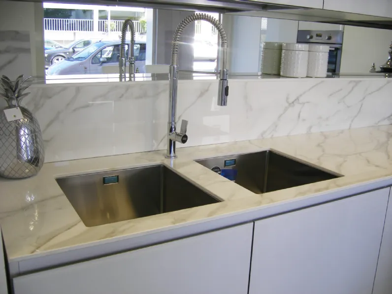 Cucina bianca design lineare Vetro Arredo3 a soli 18007 Euro