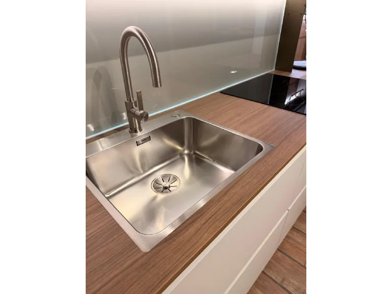 Cucina Stosa moderna lineare bianca in laminato opaco Cucina lineare total white