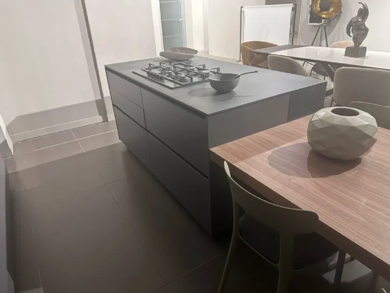 Cucina Valdesign moderna con isola grigia in nobilitato Logica valdesign 