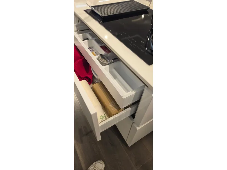 Cucina Lounge lucida 22  con isola Veneta Cucine con uno sconto imperdibile