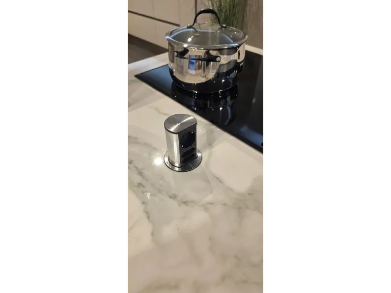 Cucina Lounge lucida 22  con isola Veneta Cucine con uno sconto imperdibile