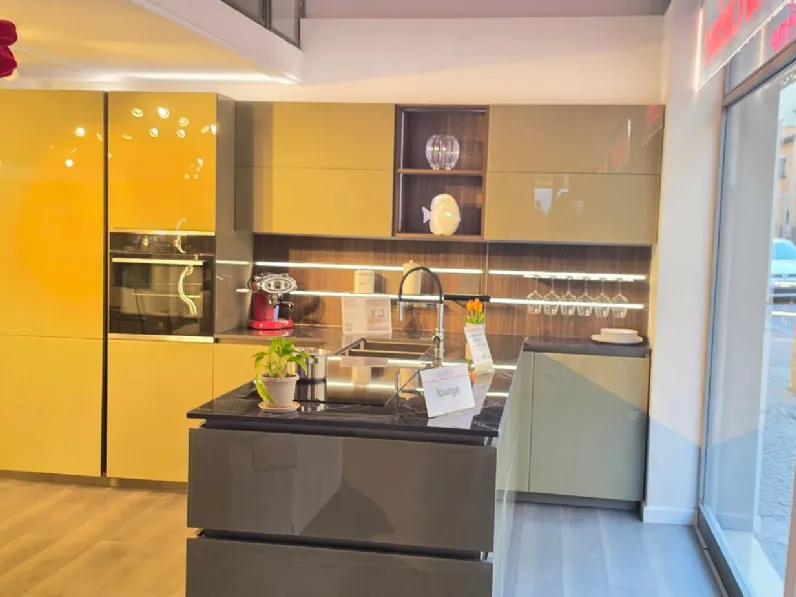 Cucina Lounge vetro ad angolo Veneta Cucine con un ribasso imperdibile