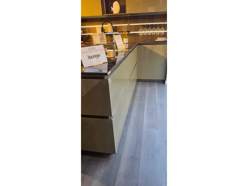 Cucina Lounge vetro ad angolo Veneta Cucine con un ribasso imperdibile