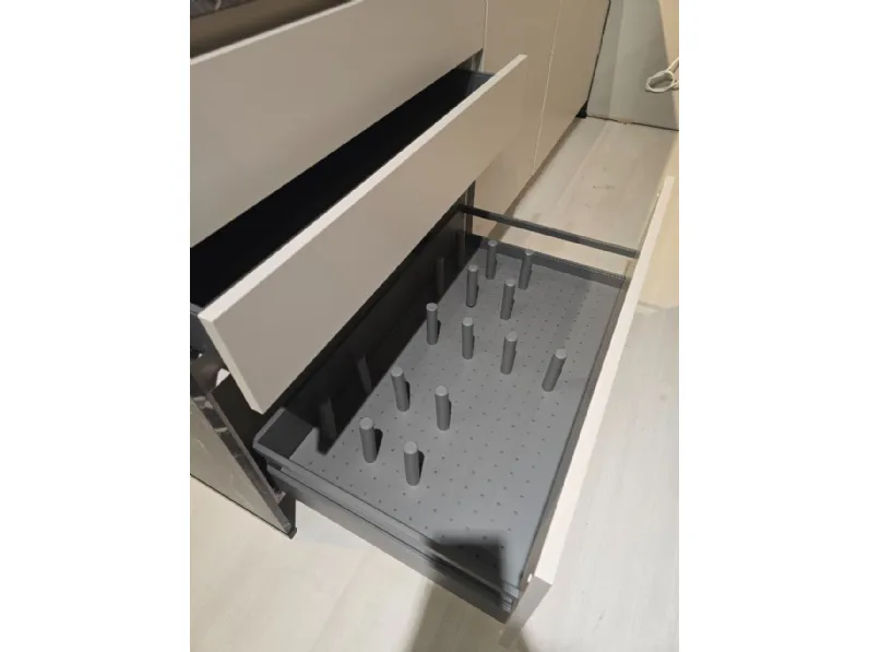 Cucina con isola in laminato materico a prezzo ribassato 59%