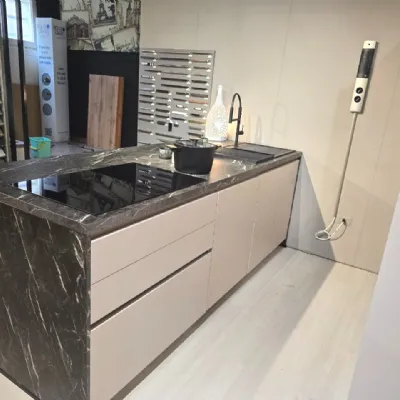 Cucina con isola in laminato materico a prezzo ribassato 59%