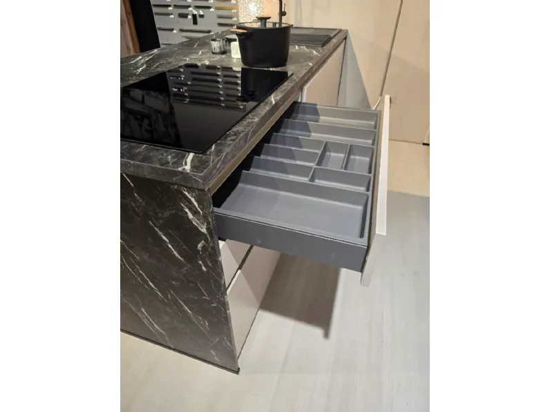 Cucina Laser tedesca con isola Artigianale con un ribasso imperdibile