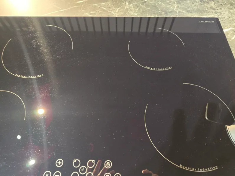 Cucina Laser tedesca con isola Artigianale con un ribasso imperdibile