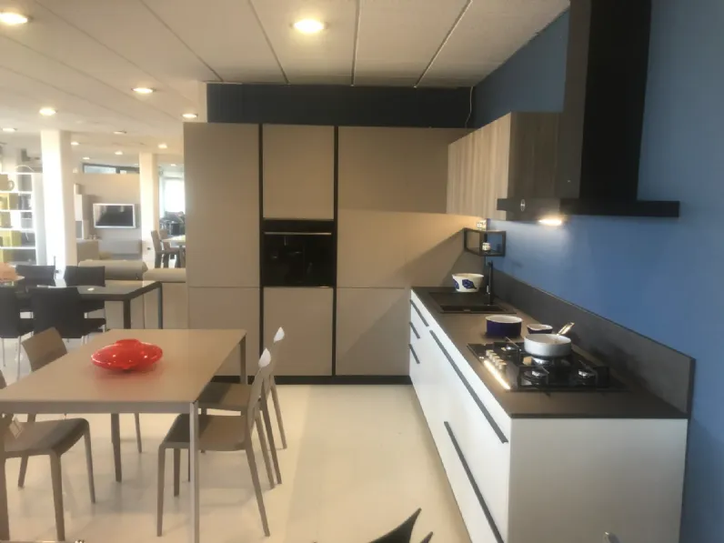 Cucina ad angolo in laminato opaco a prezzo ribassato 23%