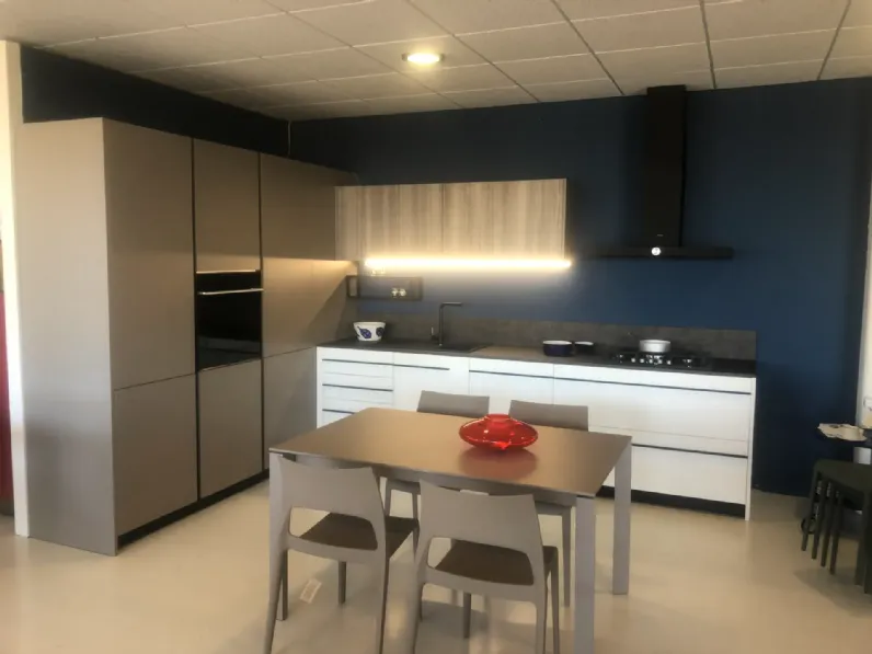 Cucina ad angolo in laminato opaco a prezzo ribassato 23%