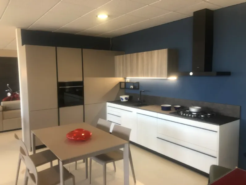 Cucina ad angolo in laminato opaco a prezzo ribassato 23%