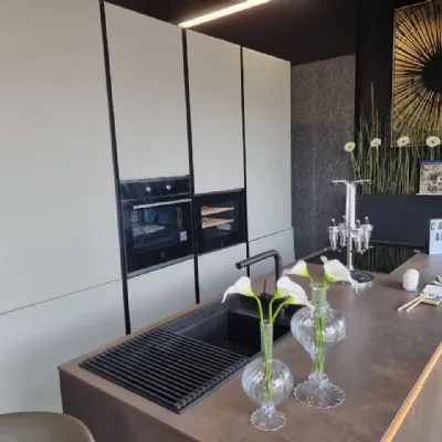 Cucina bianca design ad isola Stratos top Mobilturi in offerta