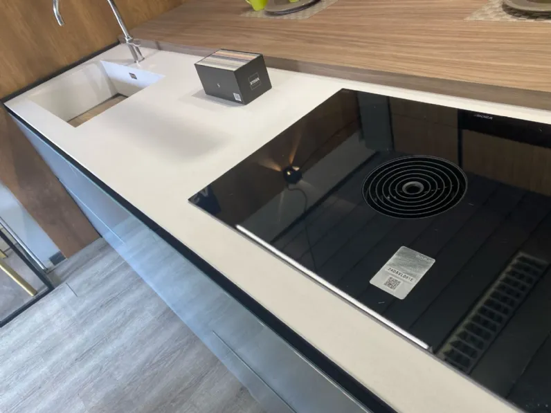 Cucina a prezzo ribassato con isola moderna Aliant Stosa